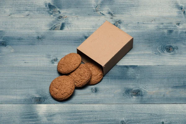 Süße Backwaren und leckere Snacks. Kekse im Karton — Stockfoto