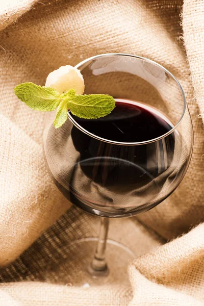 Mint leaves and ginger on glass. Sommelier and wine tasting — Stock Photo, Image