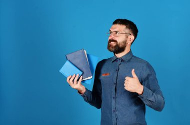 Adam sakal ve Kitaplar. Profesör yüz ifade gülümseyen