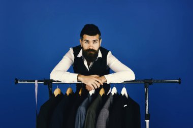 Tasarımcısı Giyim askıları ile takım elbise üzerinde eğilir