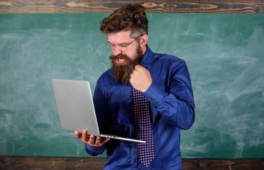 Yavaş yavaş Internet onu rahatsız edici. Yavaş internet tarafından rahatsız. Yenilikçi öğretmen laptop ile agresif yavaş hızlı internet bağlantısı hakkında deli gider. Öğretmen sakallı adam modern dizüstü kara tahta arka plan
