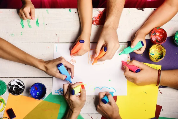 Handen houden kleurrijke markeringen en trekken, bovenaanzicht — Stockfoto