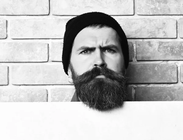 Barbuto brutale hipster caucasico con foglio di carta bianca — Foto Stock