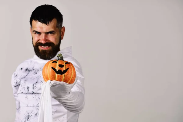 Personaje de Halloween disfrazado de fantasma. Hombre con sonrisa malvada — Foto de Stock