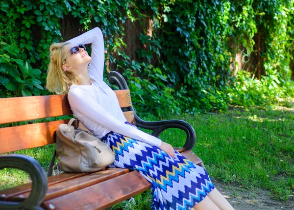 Está na hora de mim. Senhora precisa relaxar e férias. Mulher loira com óculos de sol sonhar com férias, fazer uma pausa relaxante no parque. Menina sentar banco relaxante na sombra, verde natureza fundo — Fotografia de Stock