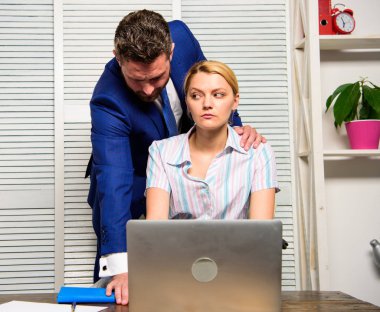 Patron kabul edilemez davranış bağımlı çalışan. Yasak ilişkiler, iş yerinde. İşyerinde cinsel taciz. Kadın müdürü cinsel saldırı ve taciz acı. Taciz ve istismar kavramı