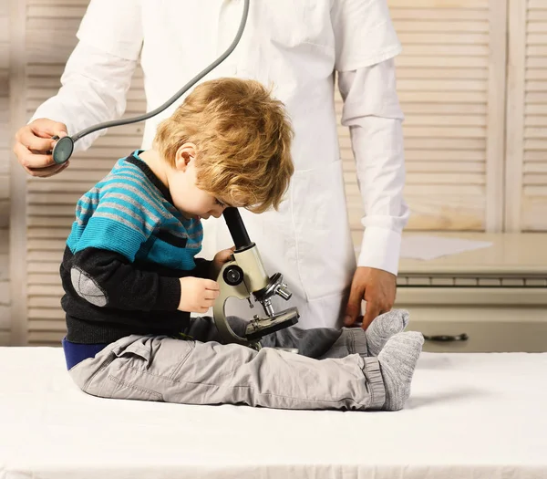 Childhood, science and medical education concept. Boy does experiments — Stock Photo, Image