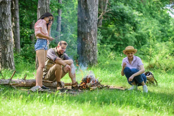 Spędzić czas na weekend. Prażenie marshmallows popularnej grupy działalności wokół ogniska. Przyjaciele firmy przygotować porcję palone tle natura przekąska. Młodzież na pikniku prażenie marshmallows — Zdjęcie stockowe