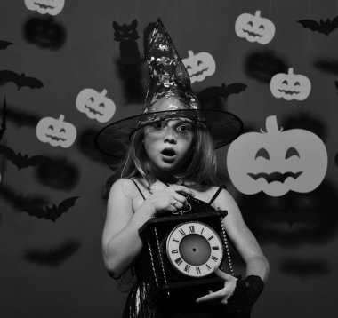 Kırmızı arka planda şaşkın suratlı bir kız.