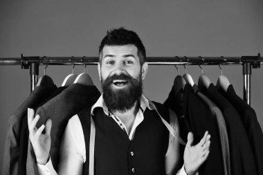 Moda kavramı. Tasarımcı takım elbise elbise askı sunar..