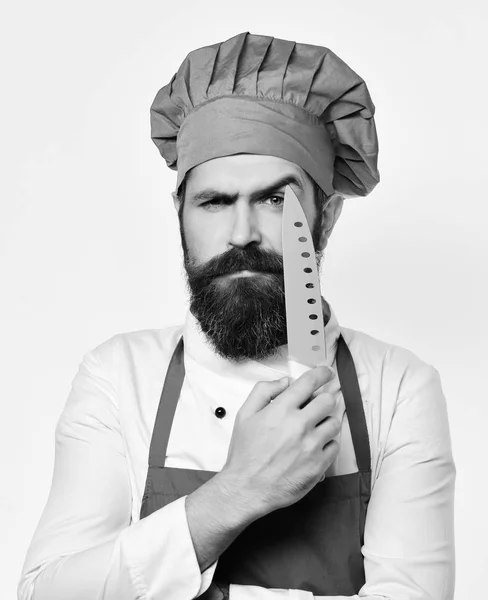 Чоловік з бородою в кулінарній формі ізольований на білому тлі — стокове фото