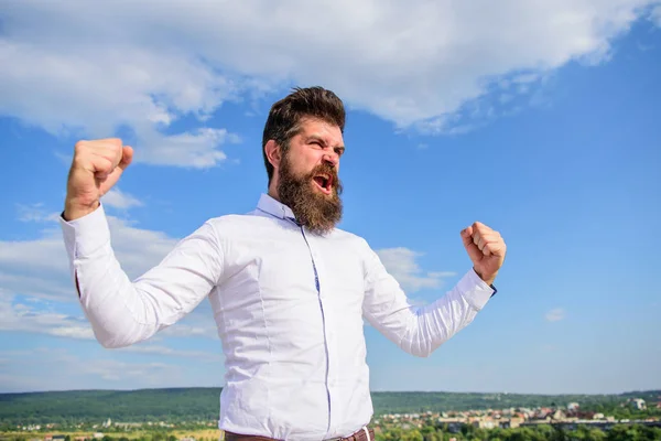 Der bärtige Hipster fühlt sich kraftvoll und voller Energie, wenn er seine Höchstleistung erbringt. Mann emotional genießen Freiheit Himmel Hintergrund. fühlen Sie sich frei. Mann emotionalen Schrei Gesicht stolz auf sich selbst. voller Energie — Stockfoto