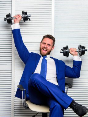 Ofiste sağlıklı alışkanlıkları. Güçlü güçlü iş stratejisi. Adam ağır dumbbells yükseltmek. Patron işadamı Yöneticisi kaldirsin dumbbells ile. Spor sağlıklı yaşam tarzı. Spor ve iş dünyasında başarılı