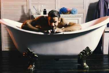 Adam sakal ve flört bakmak banyo