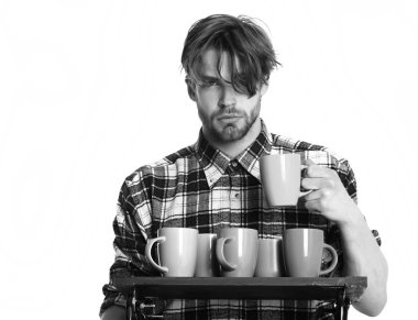 Beyaz arka planda izole edilmiş bardakları tutan yakışıklı adam.