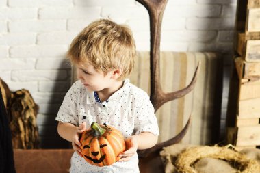 Çocuk rustik ve beyaz tuğla duvar arka plan üzerinde