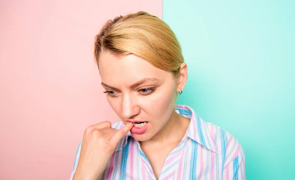 Concepto de decisión difícil. Mujer cara dudosa muerde el dedo mientras piensa. Necesito tiempo para tomar una decisión. Lleno de dudas. Cómo evitar errores. Chica rubia cara reflexiva expresión de cerca —  Fotos de Stock