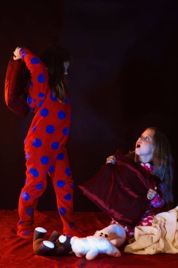 Çocuklarımız pijama pilllow mücadele, alanı Kopyala