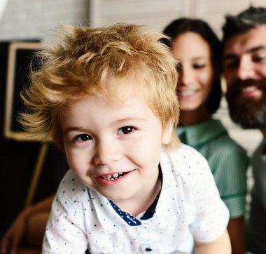 Aşk ve aile oyunları kavramı. Genç aile birlikte vakit geçiriyor