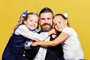 Okul kıyafetleri giymiş çocuklar sakallı babası yanında oturmak