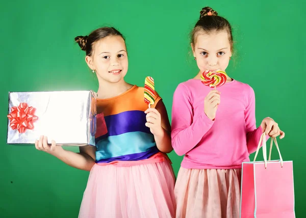 Enfants avec des visages heureux posent avec des bonbons et des cadeaux — Photo