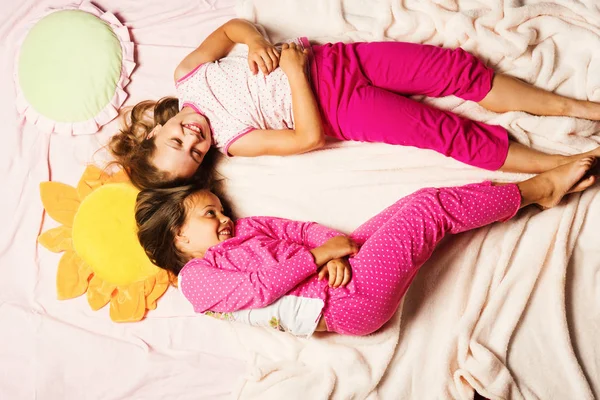 Crianças de pijama rosa juntam as cabeças — Fotografia de Stock