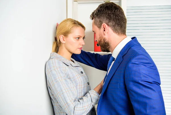 Boss onaanvaardbaar gedrag ondergeschikte werknemer. Vrouw werknemer lijdt aan seksueel geweld en intimidatie. Prevalentie van seksueel misbruik en intimidatie op de werkplek. Meisje slachtoffer office geweld concept — Stockfoto