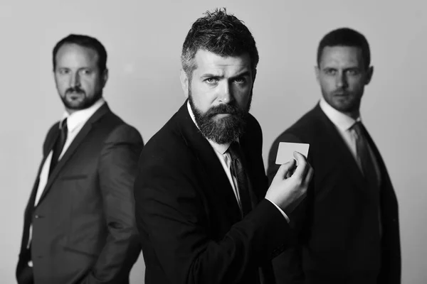 Homens com barba e rostos determinados anunciam empresa e parceria — Fotografia de Stock