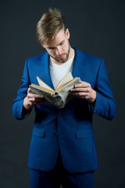 Avukat sakallı, kitap okumaya odaklanmış, karanlık bir geçmişi var. İş adamı resmi takımı detayları not defterinden öğrenir. İş edebiyatının modern iş teorisi ve uygulaması üzerindeki etkisi