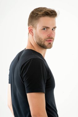 Adam ciddi sakallı tıraşsız adam beyaz izole mükemmel saç modeli. Saç modeli daha iyi yapmak için basit kesmek. Doğru ürünü styling saç kullanın. Düzenli saç modeli ile kendinden emin. Kuaför saç ipuçları