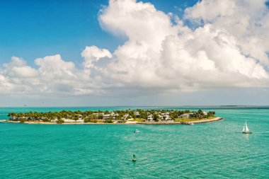 Key West, Florida yeşil Adası yakınlarında yüzen turistik yatlar