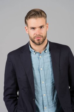 Mükemmel saç stili gri arkaplanı olan bir girişimci. Basit gardiyanlar saç stilini daha iyi yapar. Doğru ürün stili saç kullan. Kendine güvenen, düzenli saç stili olan bir metroseksüel. Berber saç stili ipuçları