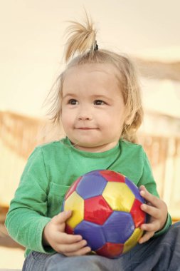 küçük bebek çocuk topu ile mutlu yüz güneşli yaz ile