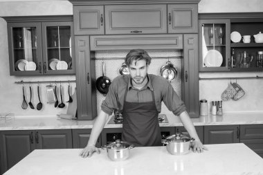 Genç adam tencere pişirme ile sakallı