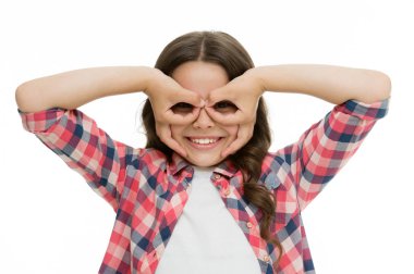 Gözlüklü süper kahraman ya da baykuş gibi parmaklarını gözlerine yakın tutan bir kız. Maskeli süper kahramanla oyna. Çocuk neşeli ruh hali mutlu maskeyle somurtuyor. Fantastik bir kahraman gibi davran. Çocuk yüz maskesi.