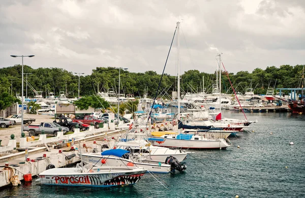 Яхти, човен, корабель перевезення в бухті, паркування автомобіля, Cozumel, Мексика — стокове фото