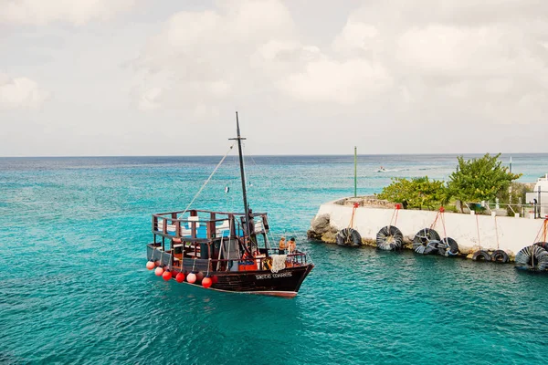 Man, zeiler op boten op het water, in St. John, Antigua — Stockfoto