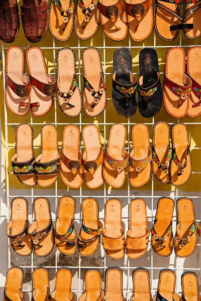 皮革女拖鞋，拖鞋上店站，科苏梅尔墨西哥 — 图库照片