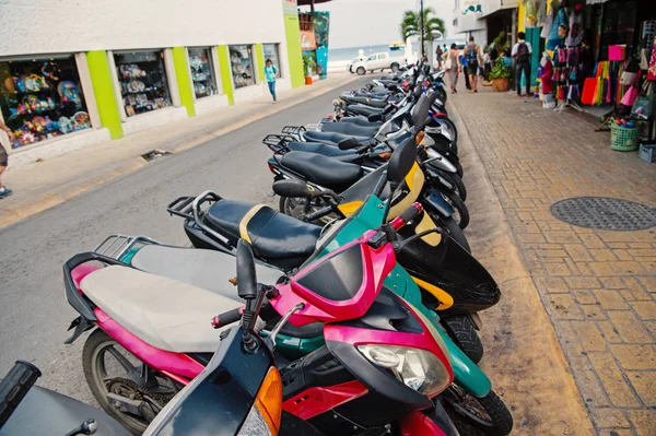 Kleurrijke scooters of motorfietsen te koop of te huur, Cozumel, Mexico — Stockfoto