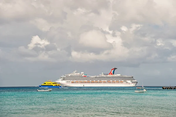 Grande nave da crociera in baia sull'acqua, Cozumel, Messico — Foto Stock