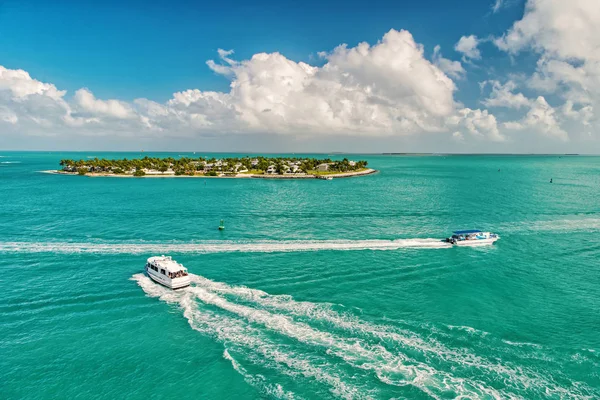 Touristische Yachten, die an der grünen Insel in Key West, Florida, schwimmen — Stockfoto
