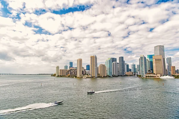 Flygfoto över Miami skyskrapor med blå molnig himmel, båt segel — Stockfoto
