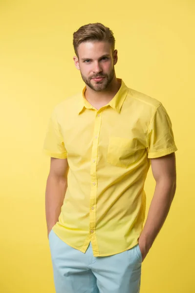 Hombre en la cara tranquila posando con confianza con las manos en los bolsillos. El hombre se ve atractivo en camisa de lino casual. Guy modelo de moda llevar camisa casual. Siéntete cómodo con un atuendo sencillo. Traje cómodo casual — Foto de Stock