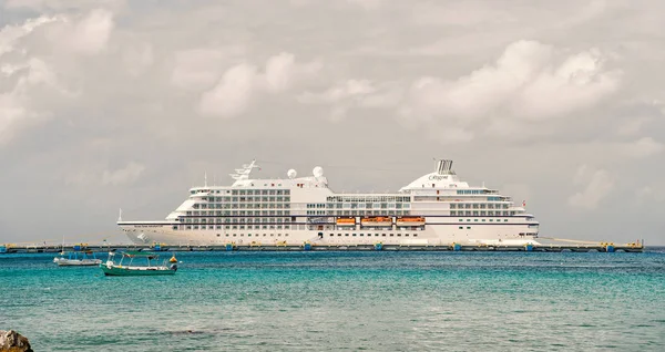 Large cruise ship in bay on water, Cozumel, Mexico — Stock Image Large cruise ship in bay on water, Cozumel, Mexico Royalty Free Stock Photos