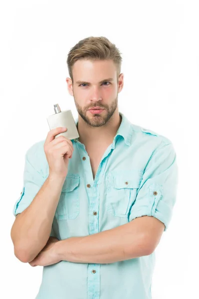 Man met zelfverzekerd gezicht houdt parfumflesje vast. Hij houdt van deze geur. Mannelijke geur concept. Een knappe man kiest een aangename geur voor een man. Alles moet weten over cologne en andere geurstoffen — Stockfoto