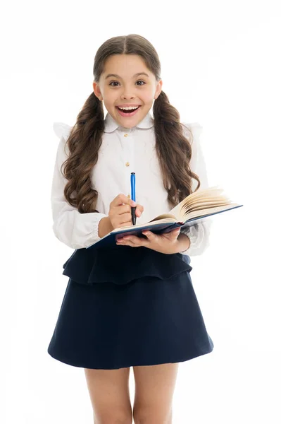 Írjon megjegyzést emlékezni. Gyermek iskolai egységes okos gyerek boldog jegyezze fel. Gyermek lány boldog iskola egységes ruhák tart könyv, és Jegyzet írása. A lány meglepődött arc jegyezze fel az ötlet fehér háttér — Stock Fotó