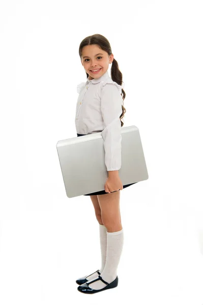 Badanie technologii cyfrowych. Uczennica nosi laptopa na zajęcia odizolowany biały. Dziecko nosi laptopa na lekcję. Koncepcja sprzętu cyfrowego. Edukacja i technologia cyfrowa. Wiedza współczesnego pokolenia — Zdjęcie stockowe