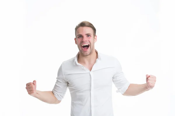 El hombre celebra el éxito. Guy ropa formal gritando y celebrando el éxito. Hombre de negocios feliz cara emocional emocionado por el éxito. Concepto de proyecto exitoso. Empresario satisfecho con trato — Foto de Stock