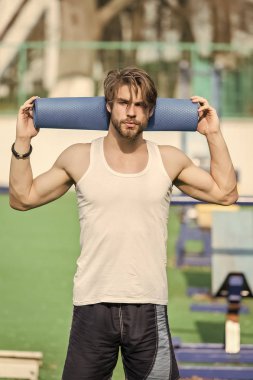 kas vücut, sakal yoga ya da fitness mat tutan adamla