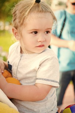 küçük bebek çocuk turuncu meyve güneşli açık